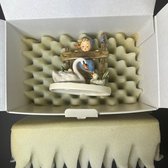 🛑SOLD🛑 Vintage M.J. Hummel Feathered Friends #344,Girl Watching Geese, Germany - Picture 13 of 14